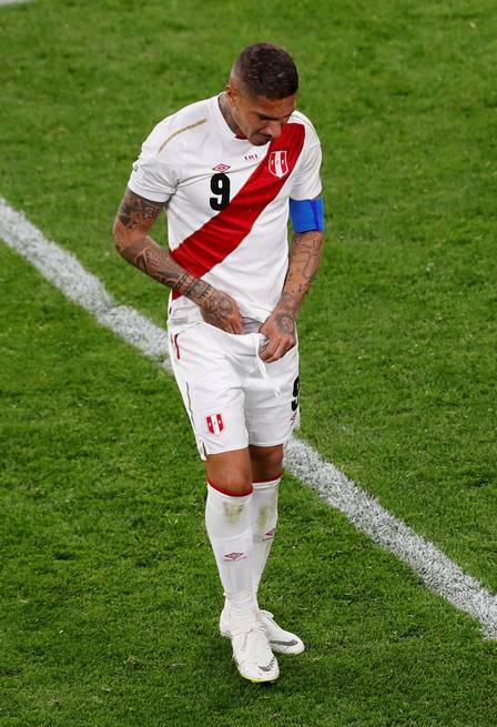 Paolo Guerrero chora após a eliminação do Peru da Copa