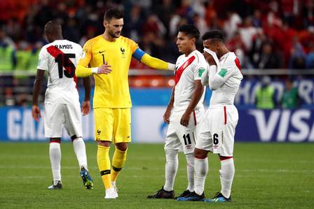 Jogadores do Peru choram enquanto Lloris, da França, os consola