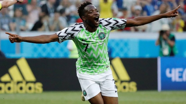Ahmed Musa celebra após marcar dois gols para Nigéria