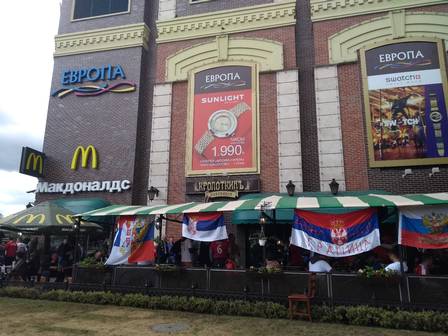 Bar que reuniu torcedores da Sérvia em Kaliningrado tinha bandeiras sérvias, russas e até uma que misturava os dois pavilhões nacionais