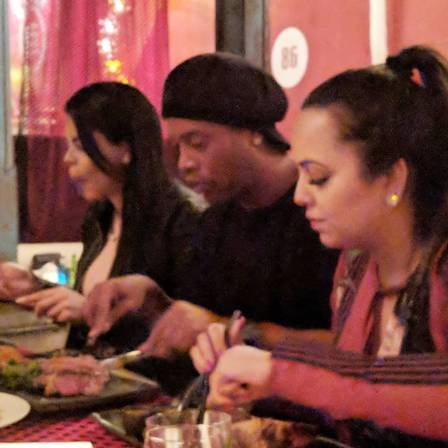 Ronaldinho com Beatriz e Priscila num restaurante em Barcelona