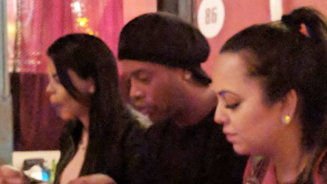 Ronaldinho com Beatriz e Priscila num restaurante em Barcelona