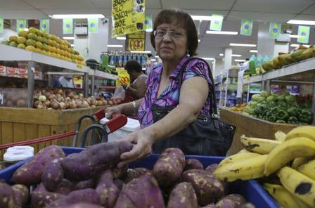 A aposentada Penha Monteiro, no supermercado: para não ser enganada, ela opta por comprar produtos em embalagens transparentes, sempre que possível