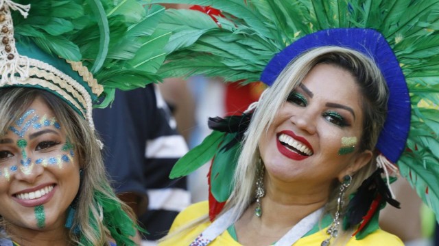 Torcedoras durante o jogo Brasil x Sérvia com maquiagem caprichada para torcer: dermatologistas alertam sobre cuidados