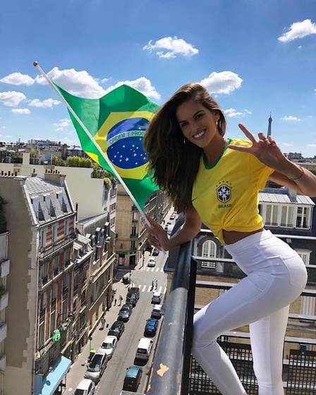 Izabel Goulart torcendo para o Brasil