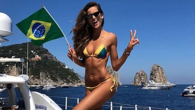 Izabel Goulart postou foto em Capri, na Itália e mandou força para o Brasil