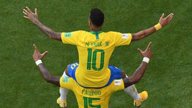 Neymar comemora com Paulinho
