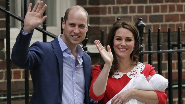 Príncipe William, Kate e o pequeno Louis na porta da maternidade