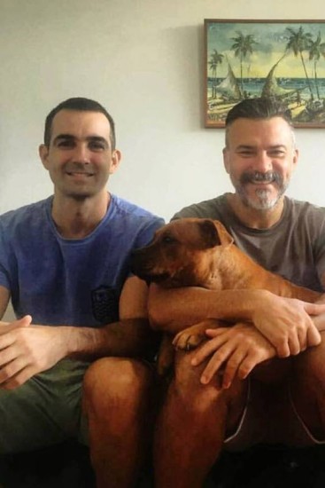 Leandro Fonseca e Leonardo Vieira com o cão do casal