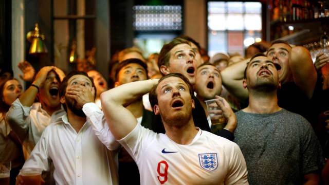 Torcedores ingleses lamentam lance na Copa