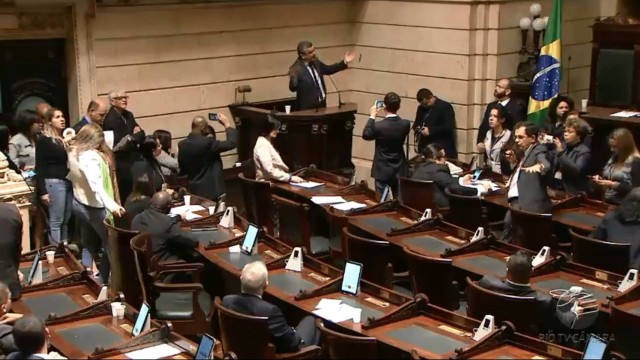 Sessão na Câmara discute se abre processo de impeachment contra o prefeito Marcelo Crivella (PRB)