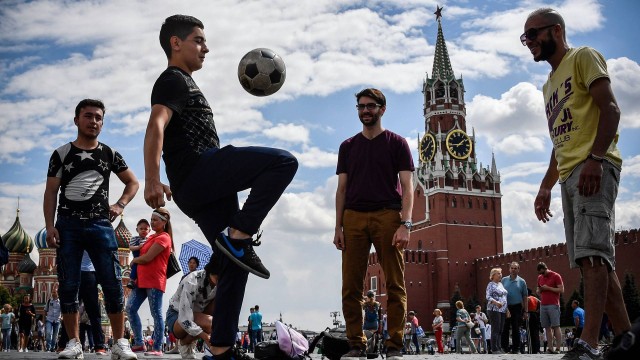 Jovens brincam de altinha na frente do Kremlin, em Moscou