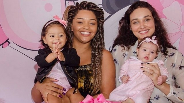 Juliana Alves e Débora Nascimento com suas filhas