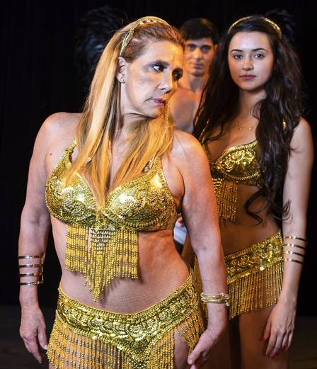 Rita Cadilac estreia no teatro com a personagem Luz de Fuego