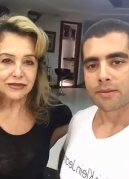 O médico Denis Furtado e a mãe, Maria de Fátima Furtado , em vídeo publicado no Facebook dele. Foto: Reprodução / Facebook