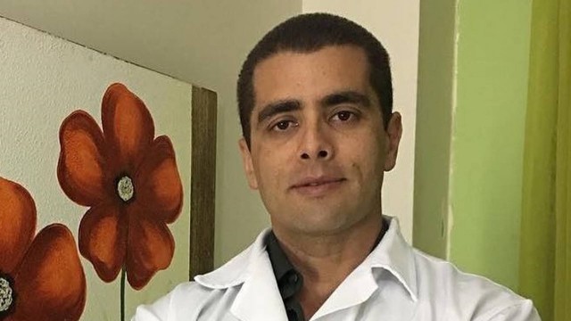 O médico Denis Cesar Barros Furtado, conhecido como " Doutor Bumbum " está preso no Complexo do Gericinó