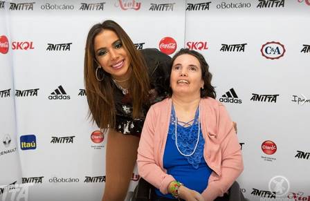 Anitta posa com fã no camarim do evento em Cacoal, em Rondônia