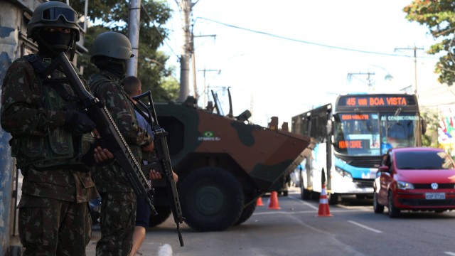 Militares durante operação em São Gonçalo, cidade recordista de autos de resistência