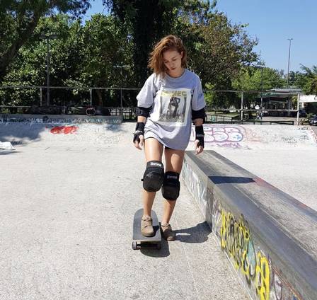 Laryssa Ayres faz aulas de skate para sua personagem em 
