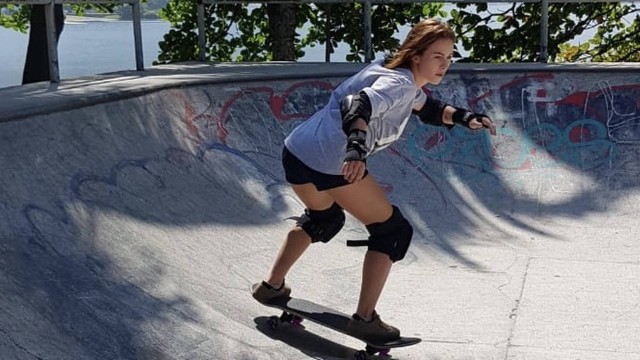 Laryssa Ayres faz aulas de skate para sua personagem em "O sétimo guardião"