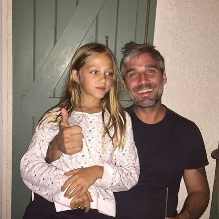 Com a filha de 11 anos, Alaiá: a menina o apoia a seguir a carreira de sambista