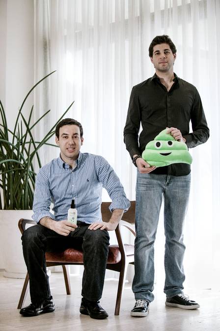 Os sócios Rafael Nasser e Renato Radomysler, de 27 anos, usaram merchandising com influenciadores digitais para introduzir o FreeCô no mercado.