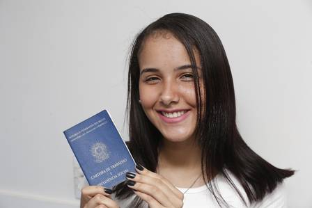 Mariana Cristina Lara Patriota, de 19 anos, deu entrada na emissão de sua primeira carteira de trabalho durante o evento