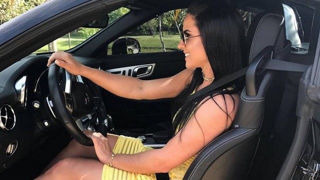 Graciele dirige o carro de Zezé e causa nova polêmica na web