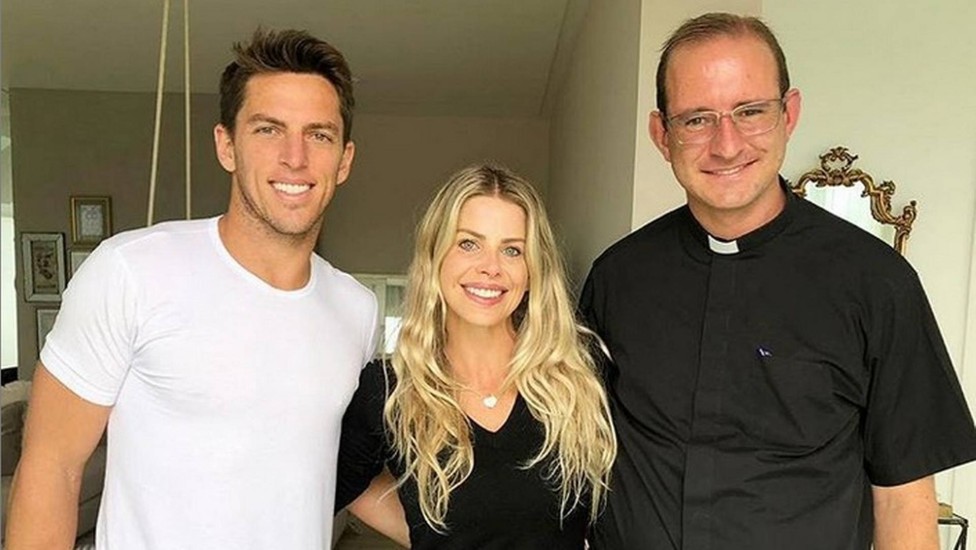 Karina Bacchi e Amaury Nunes receberam no início do mês a visita do padre que casou eles