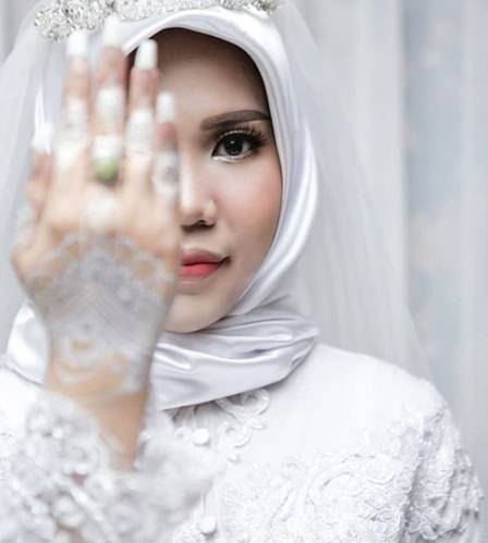 Noiva indonésia coloca aliança, véu e vestido após perder noivo