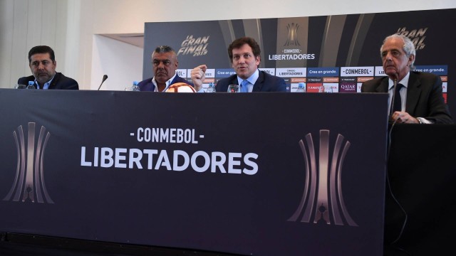 O presidente da Conmebol, Claudio Tapia (segundo da direita para esquerda), vai fazer reunião