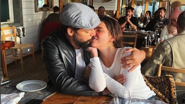 Cauã Reymond e Mariana Goldfarb trocam beijos em Portugal