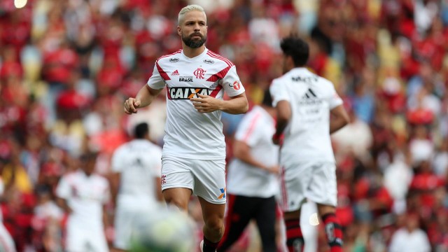 Flamengo Oferece Renovação De Um Ano E Meio A Diego, Que Faz Contraproposta