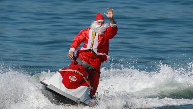 Papai Noel chega ao evento na Praia de Copacabana, no Posto 6