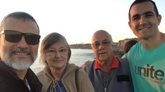Leonardo Vieira com o pai, a mãe e o marido em Portugal