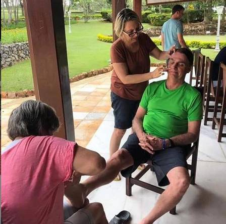 Jair Bolsonaro ganhou trato das irmãs em seu dia de príncipe