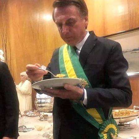O presidente comeu macarraõ em pé numa sala reservada a ele