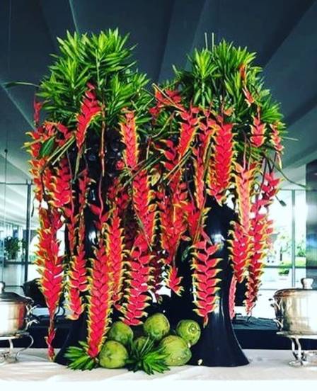 Arranjos bem tropicais foram feitos na hora