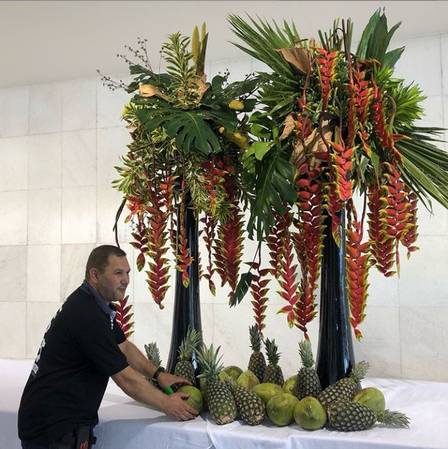 Arranjos bem tropicais foram feitos na hora