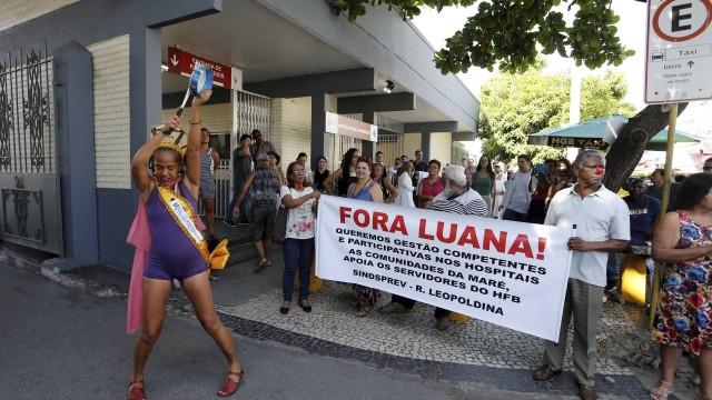 Funcionário protestaram contra festa de 150 mil com tenda climatizada no hospital de Bonsucesso, onde pacientes que sofrem com calor no centro cirúrgico