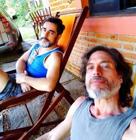 Rubens Caribé posta foto com o marido nas redes sociais