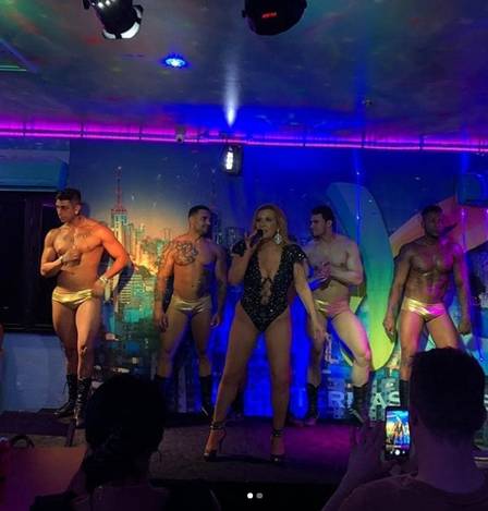 Rita Cadillac faz show em boate gay