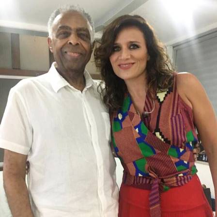 Chiara Civello posa com Gilberto Gil depois do show no Circo Voador