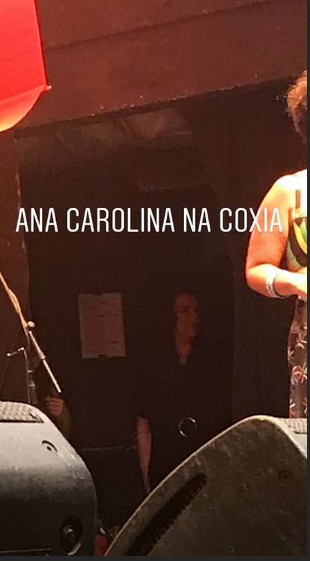 Ana Carolina na coxia durante o show de Chiara Civello no Circo Voador
