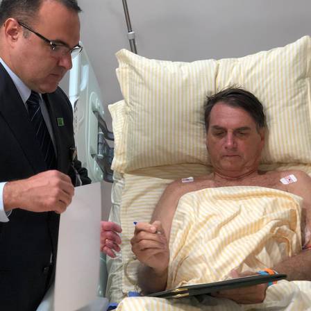 Jair Bolsonaro despacha dentro de hospital em foto oficial