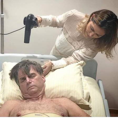 Michelle Bolsonaro cuida do visual do presidente
