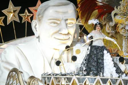 Bibi Ferreira foi homenageada pela escola de samba Viradouro, enredo de Mauro Quintaes, em 2003