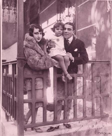 Bibi Ferreira com o pai Procópio Ferreira e a mãe Aída