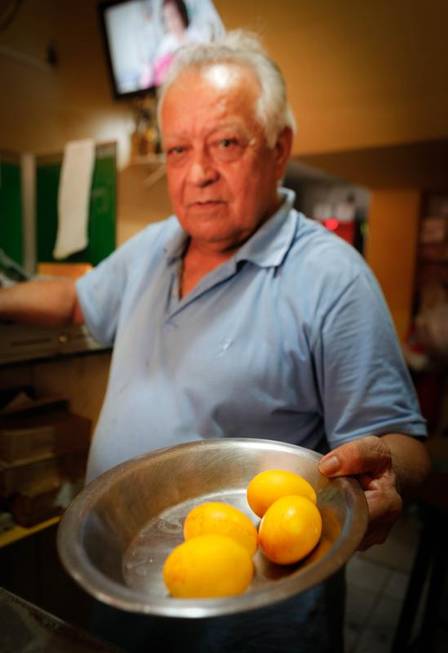 Manoel Rodrigues colore ovos do bar com casca de cebola
