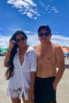 Ximbinha em uma praia do Pará com a mulher, Karen Kethlen